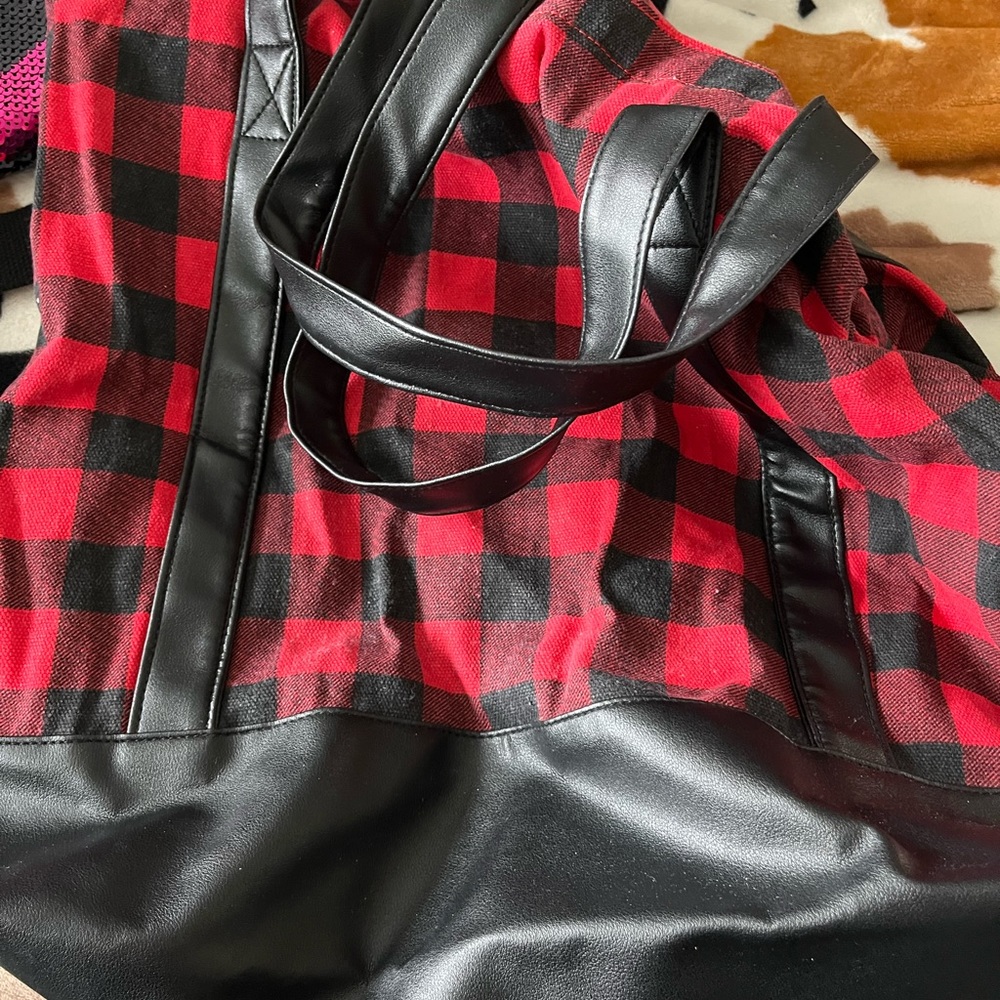 Seasonal tote with zipper